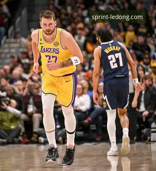 东契奇单骑闯关 vs 团队多点开花：湖人险胜步行者的攻防启示